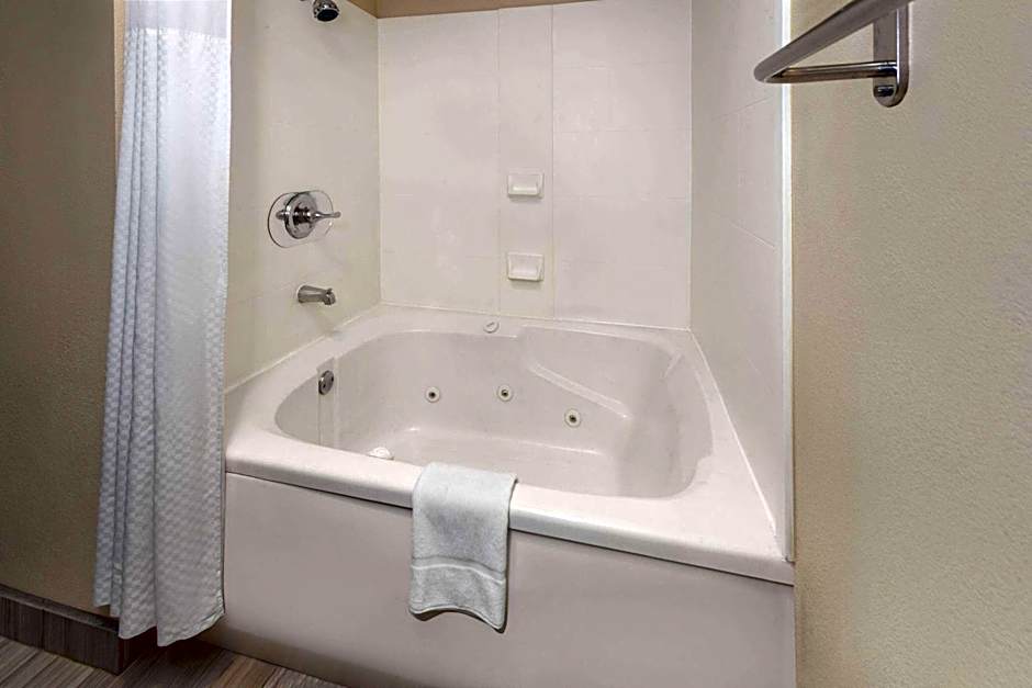 Super 8 by Wyndham Copley Akron