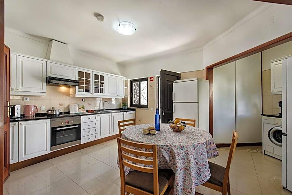 Residential cul-de-sac walking distance to centre, private pool, free AC wifi
