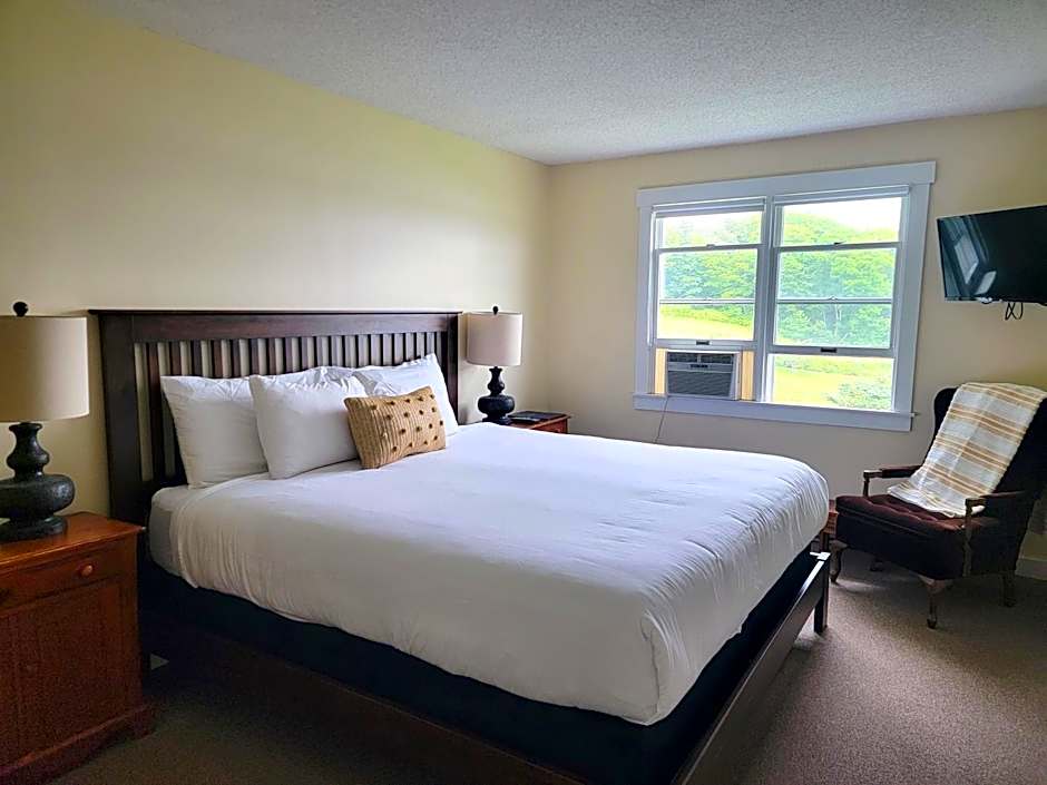 East Wind Inn & Suites