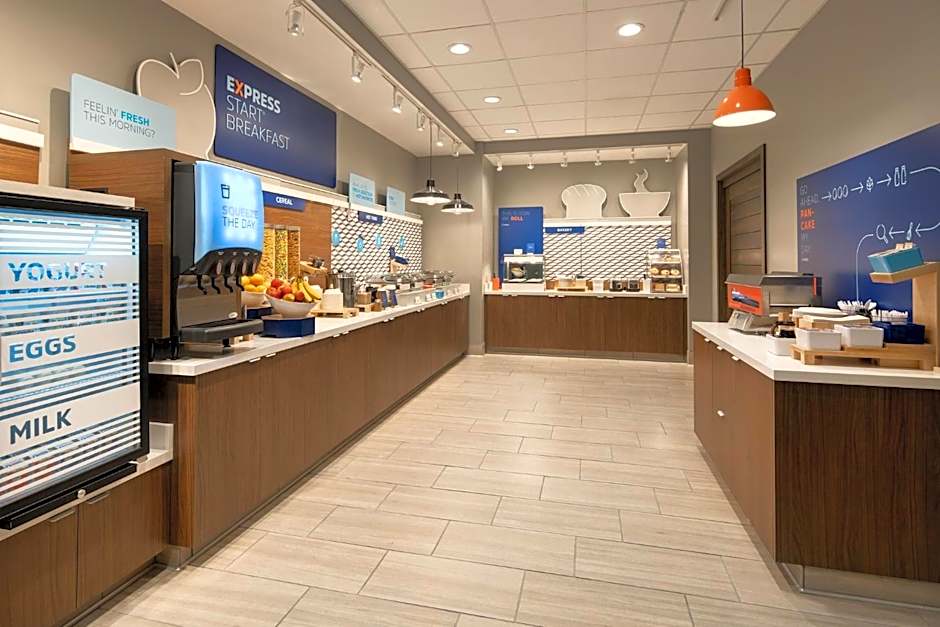 Holiday Inn Express & Suites Fresno Airport By IHG