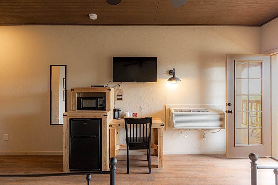 -Pet Friendly- Miners Cabin #5 -Two Double Beds - Private Balcony