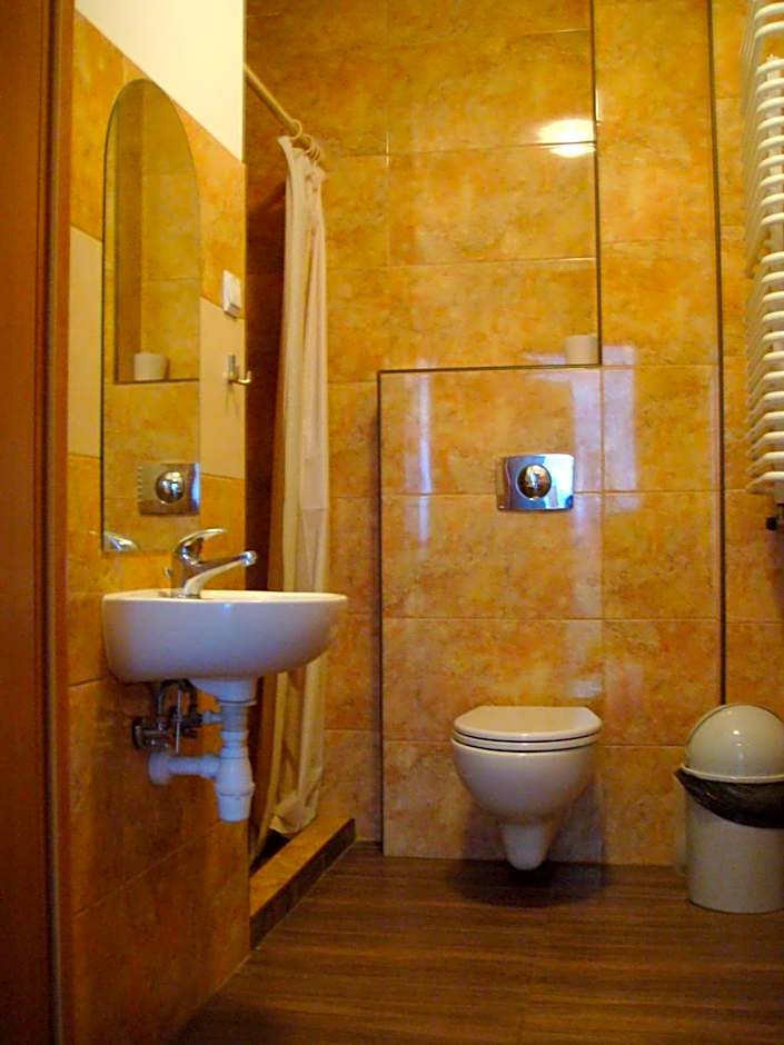 Foto 1 de 3 de Quadruple Room with Shared Bathroom
