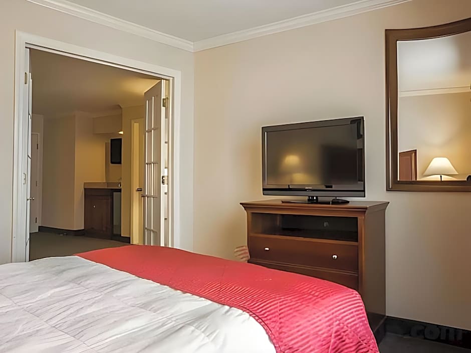 Clarion Inn & Suites At The Outlets Of Lake George