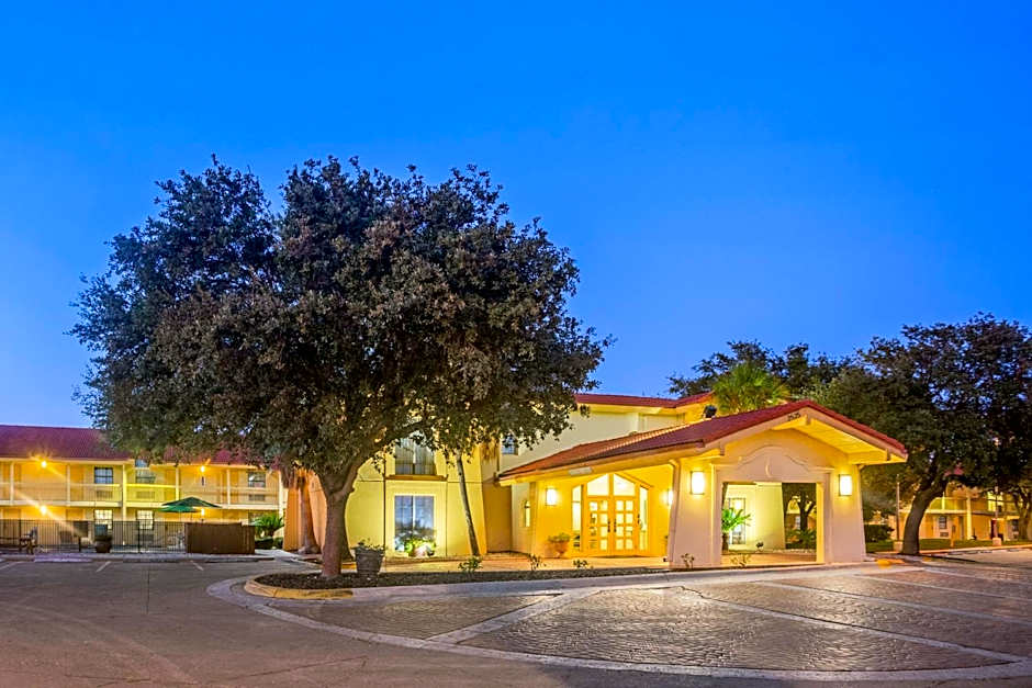 Super 8 by Wyndham Eagle Pass