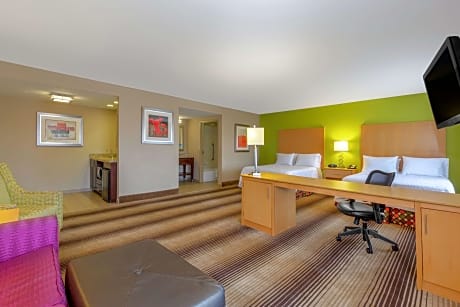 2 Queens Mobility/Hearing Access Tub Nosmok