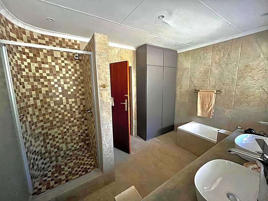 MILIMA Big 5 Safari Lodge