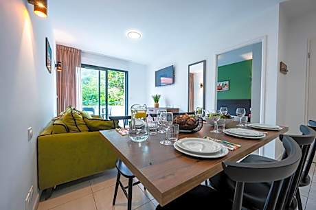 One-Bedroom Apartment with Sea View and Balcony