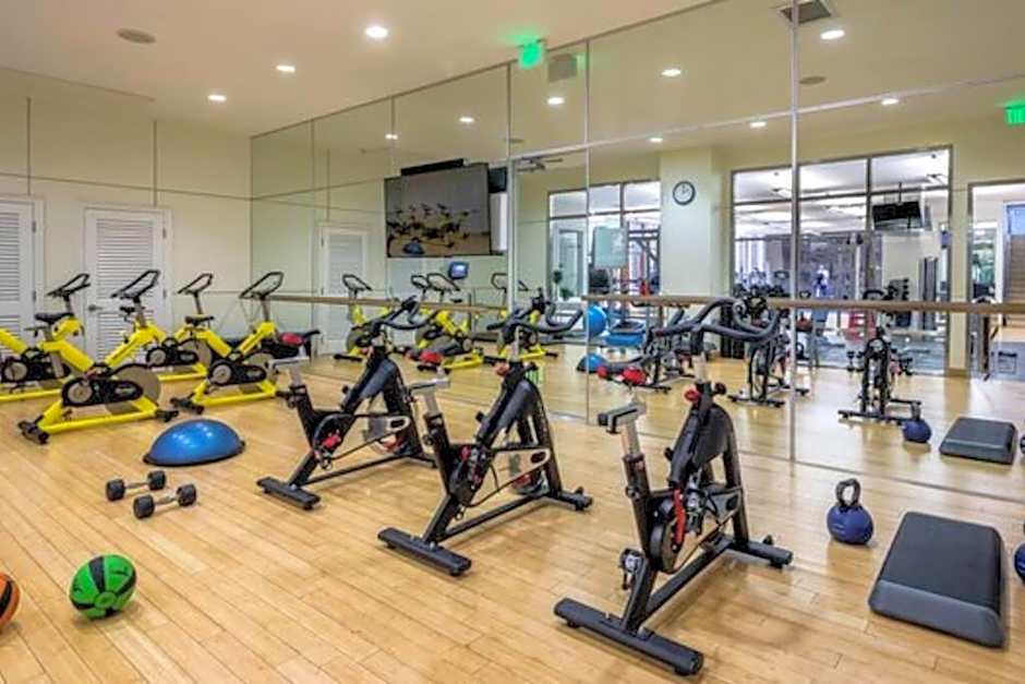 Cozy 2 Bedroom 2 Bathroom Condo with Pool, Gym, Spa