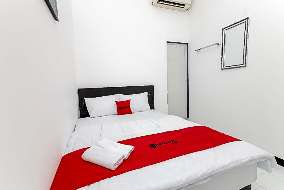 RedDoorz near Mayapada Hospital Surabaya
