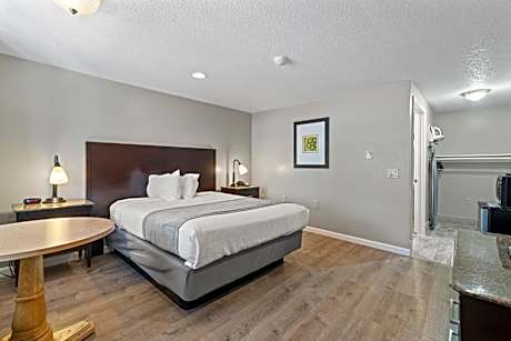 Queen Room - Accessible/Non-Smoking