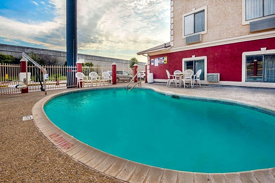 Super 8 by Wyndham San Antonio/I-35 North
