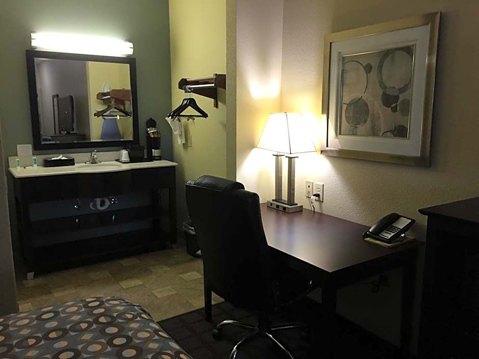 Pearsall Inn and Suites