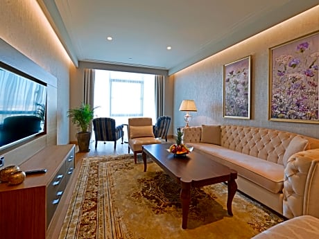 Deluxe Corner Suite Room