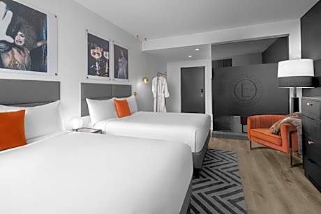 Executive Queen Room with Roll-In Shower - Mobility/Hearing Accessible