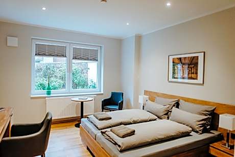 Doppelzimmer-Modern-Eigenes Badezimmer-Gartenblick