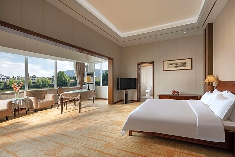 Howard Johnson by Wyndham LakeView Hotel Kunming