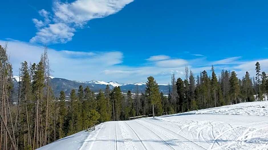 Lone Eagle Lodge And Snowmobile Rental