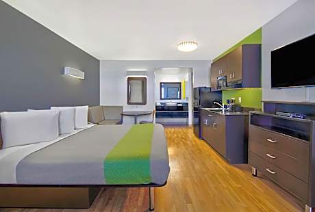 1 KING BED | NON-SMOKING, KITCHEN