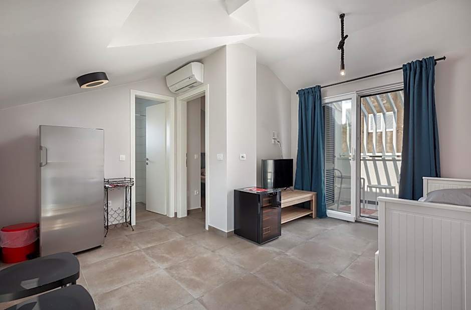 SUBTUB Hostel Makarska