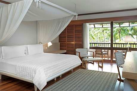 Guest Room, 1 King, Poolside View, Balcony