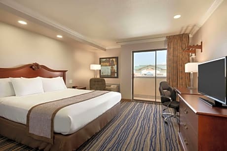 1 King Bed Studio Suite Non-Smoking