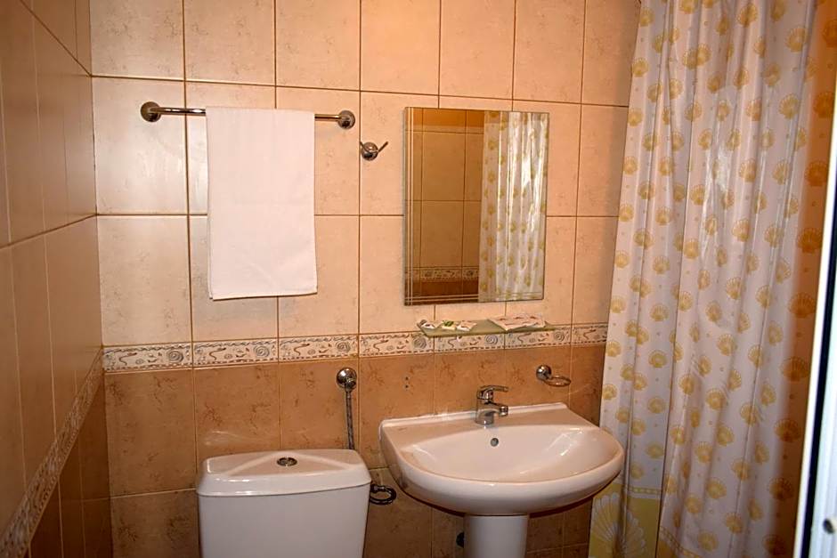 Ahilea Hotel - Free Pool Access