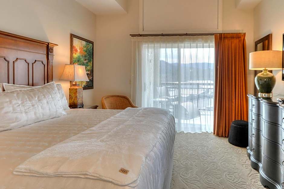 Photo 1 of 5 of Penthouse 3 Bedroom 3 King Beds Condo, River View