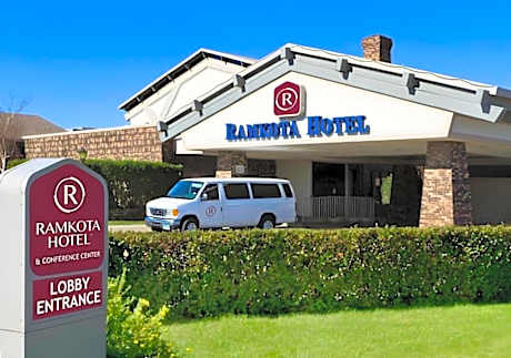 Bismarck Hotel and Conference Center