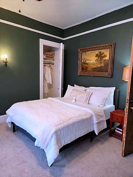 The Kings Throne Inn and Guest House