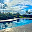 Beachfront 1 Bedroom Condo with Private Beach, Pool, Hot Tub
