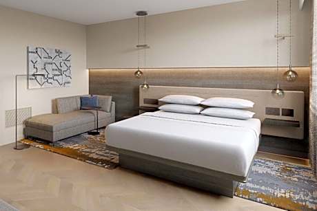 Corner King Room with Adapted Tub - Mobility Accessible