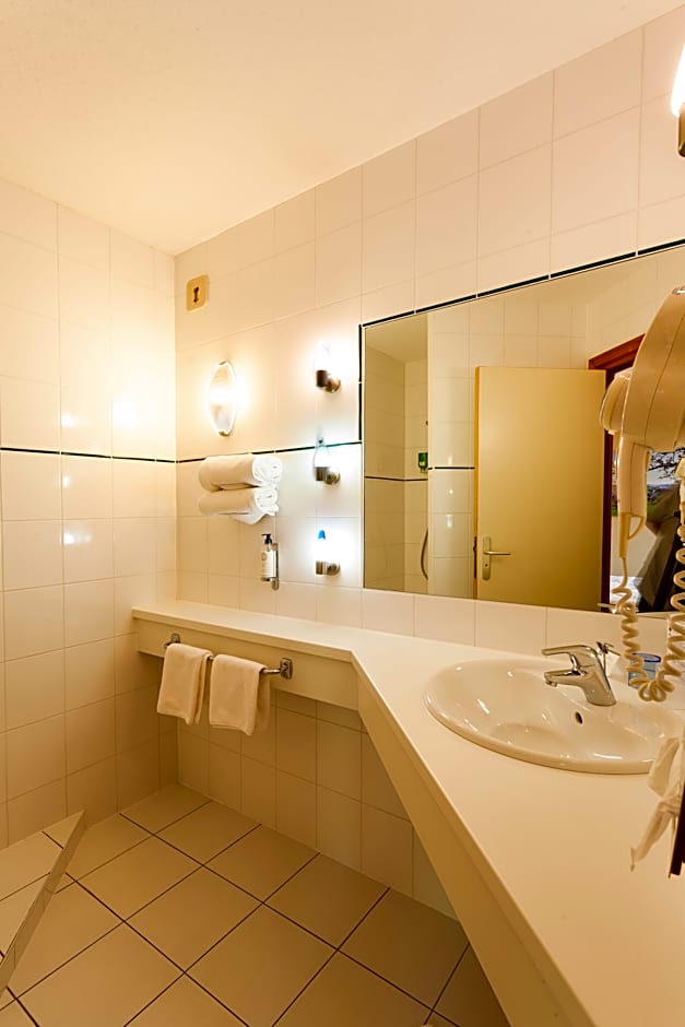 Photo 1 of 5 of Superior 2 Twin Beds, Bathtub