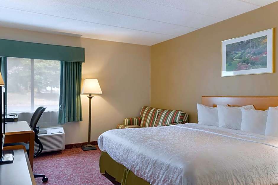 All Seasons Inn & Suites
