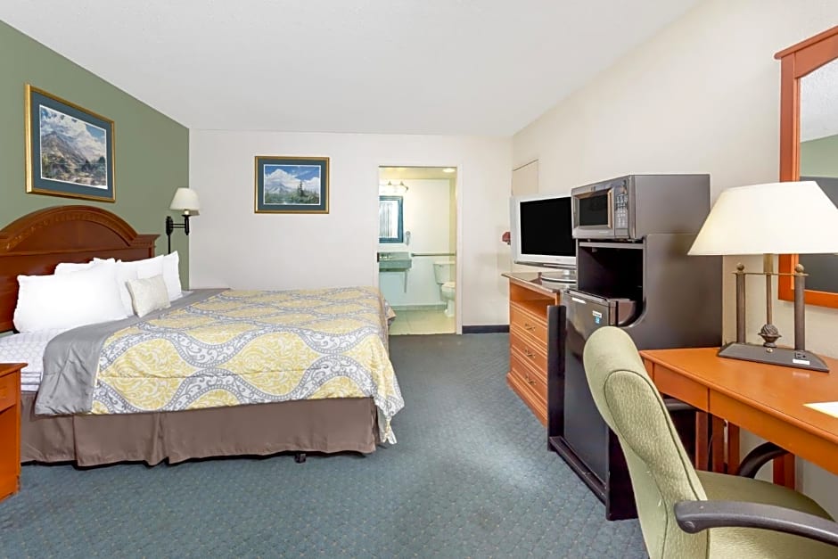 Days Inn by Wyndham Cedar Falls- University Plaza