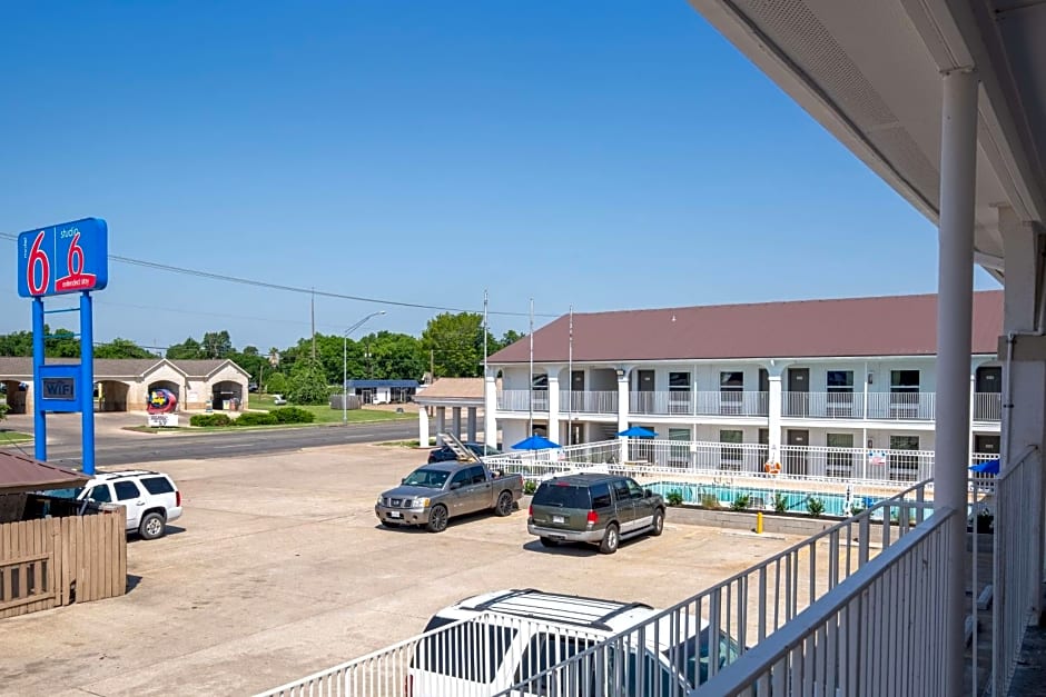 Motel 6-Bryan, TX - University Area