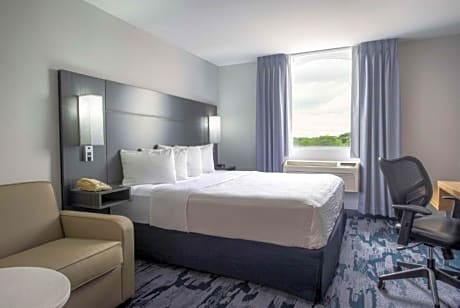 1 King Bed, Business Room, Nonsmoking, Upgrade