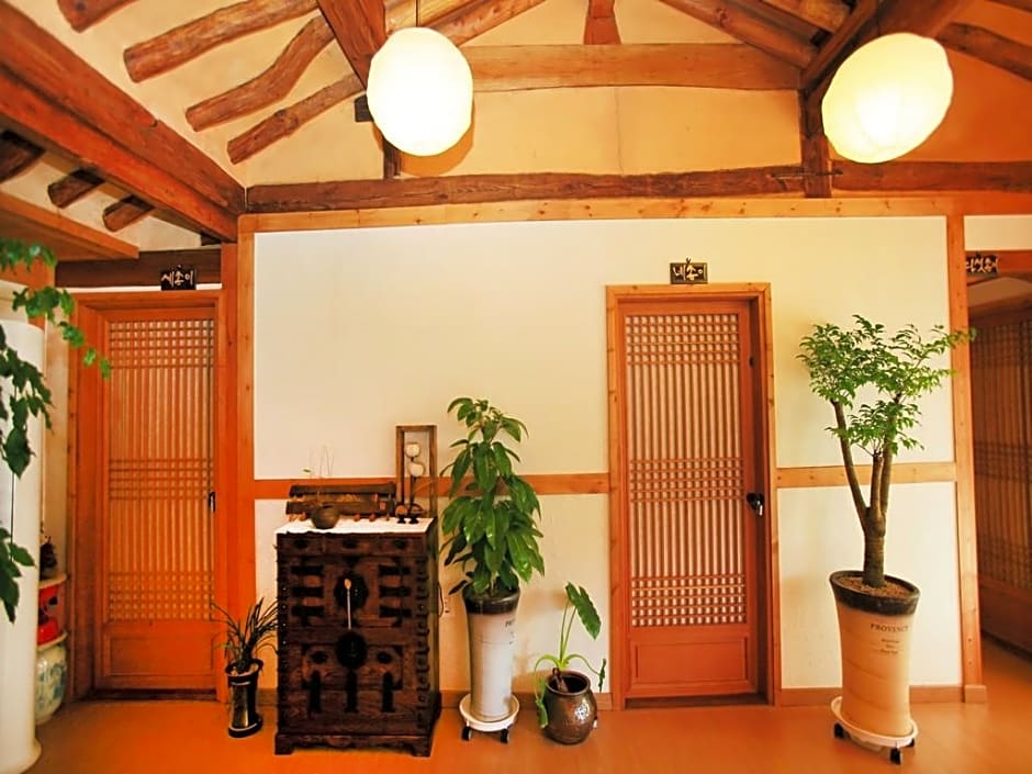 Saekdong Jeogori Hanok Guesthouse Jeonju