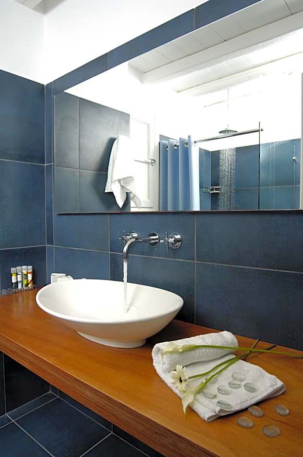 Kapetan Tasos Suites