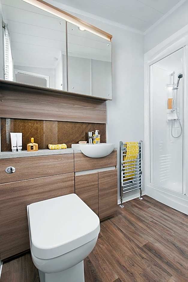 Herons Lake Retreat Hot Tub Lodges