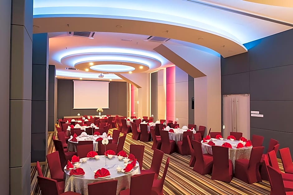 The Straits Hotel & Suites