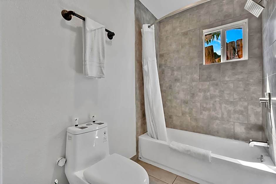 Tradewinds Motel