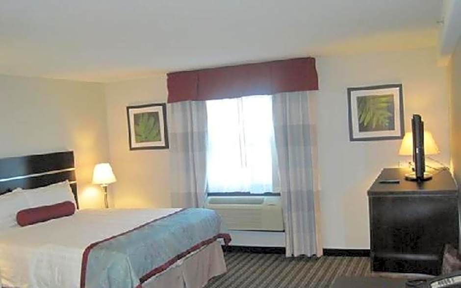 Super 8 by Wyndham Saskatoon Near Downtown
