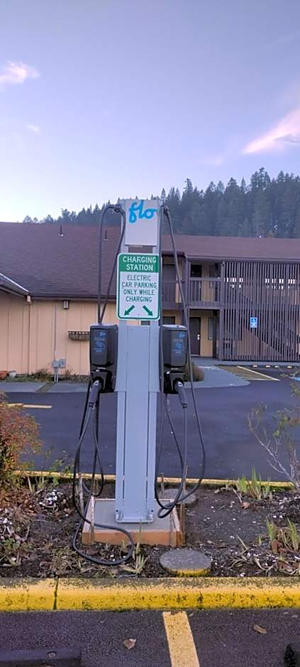 Oakridge Inn & Suites