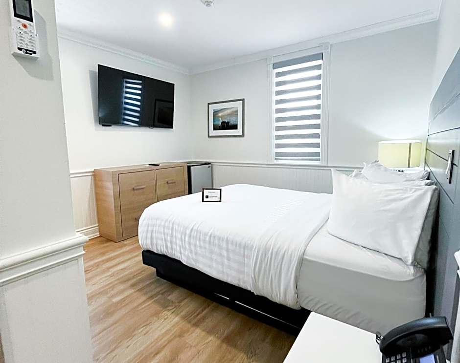 Colonial Hotel & Suites