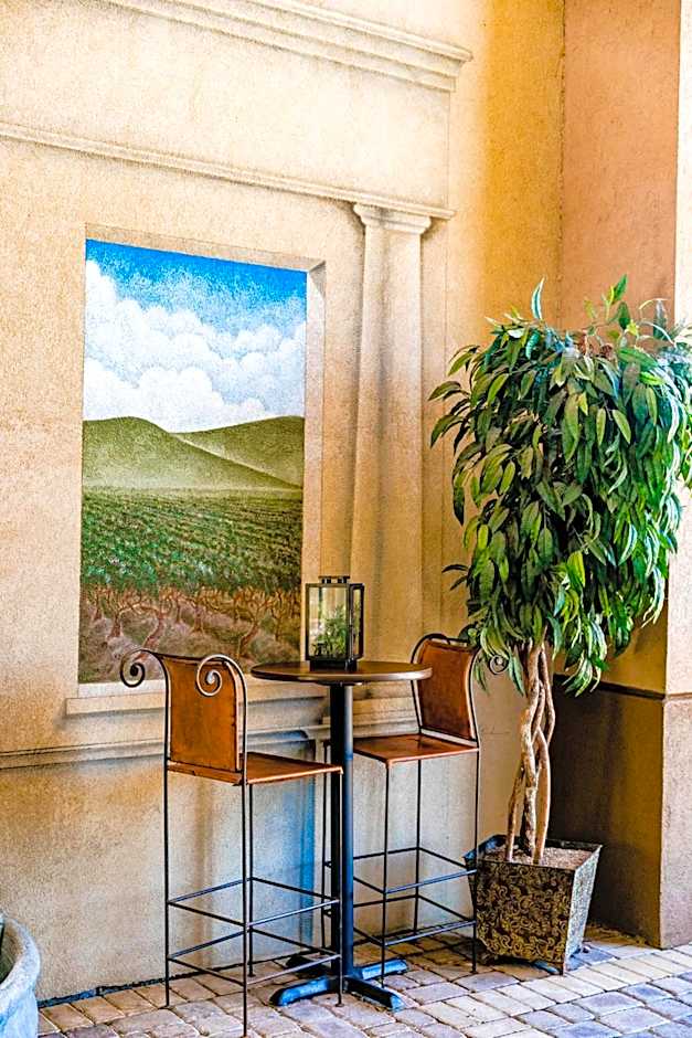 Vineyard Court Designer Suites Hotel