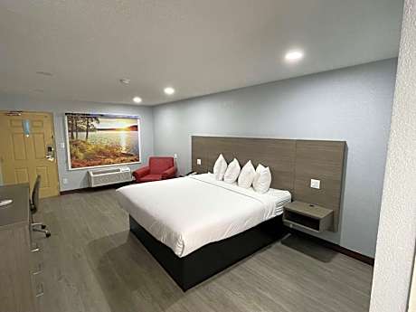 Room with One King Bed and Two Queen Beds