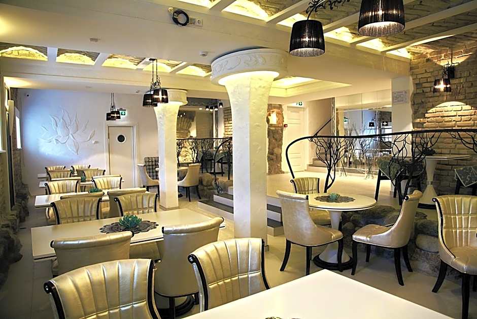 Moon Garden Old Town Hotel