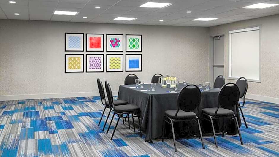 Holiday Inn Express Airdrie By IHG