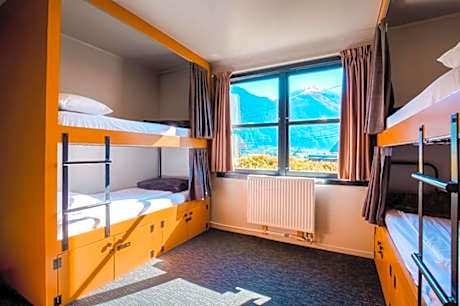 Single Pod in a Mixed Shared Room