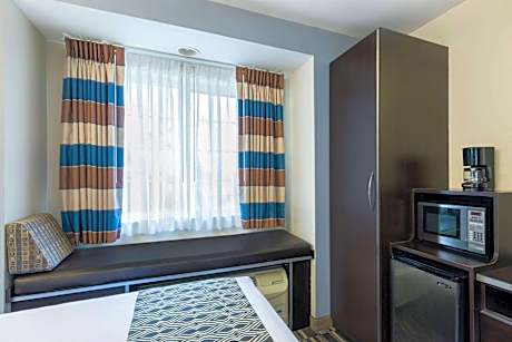 Queen Room - Disability Access/Non-Smoking